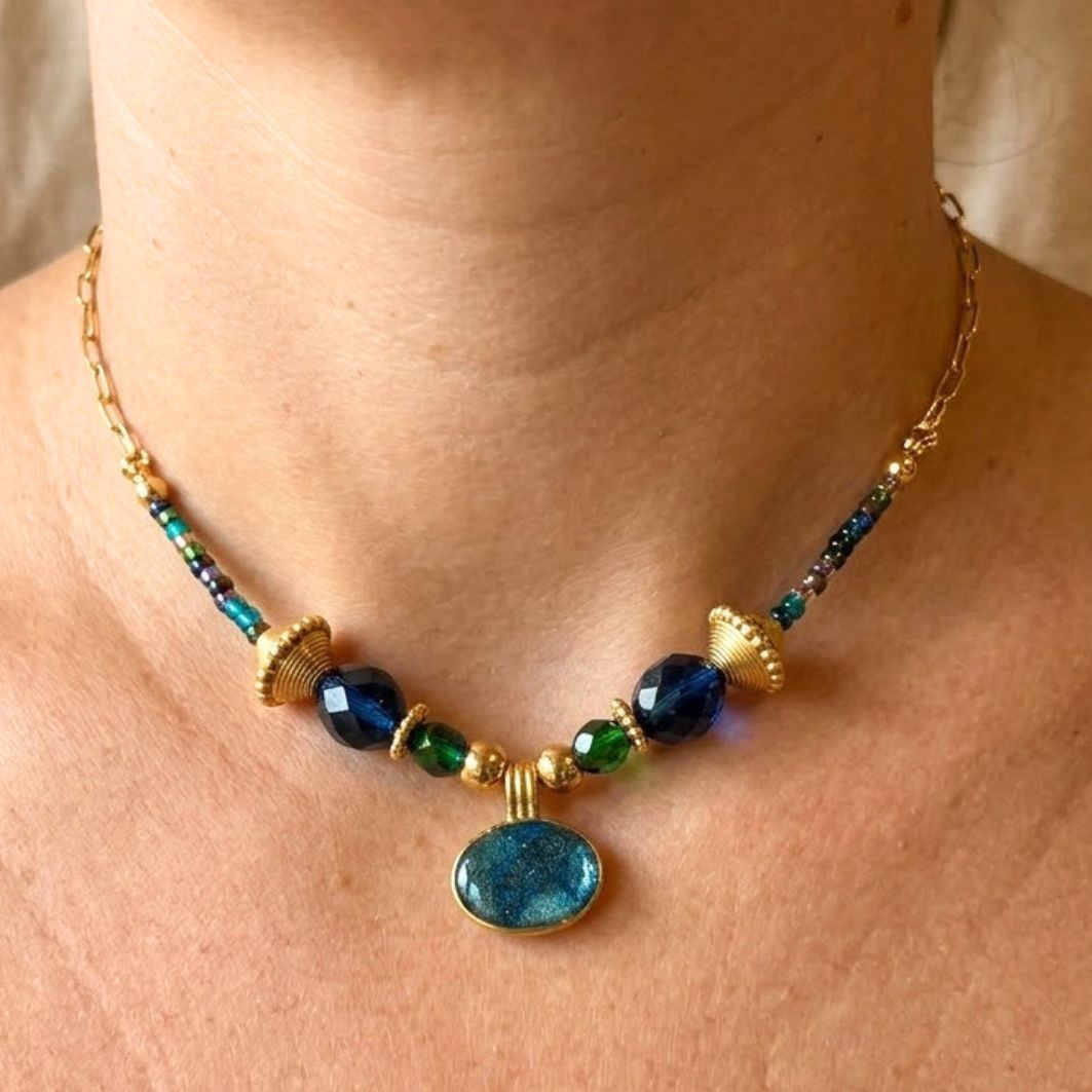 Collier Imhotep porté, pendentif béton bleu irisé et perles de verre bleues et vertes