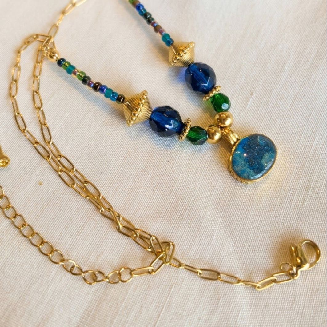 Collier Imhotep en acier doré, perles de verre et pendentif béton irisé