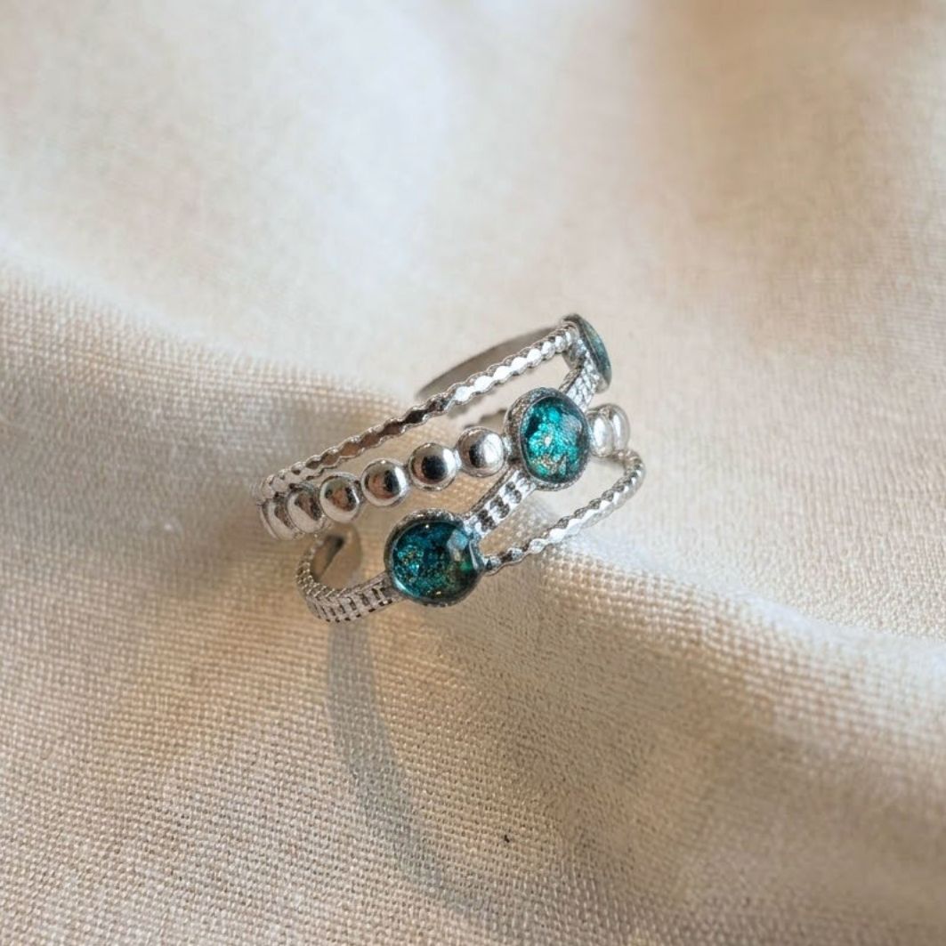 Bague Anouket ajustable en acier argenté avec trois incrustations de béton bleu irisé