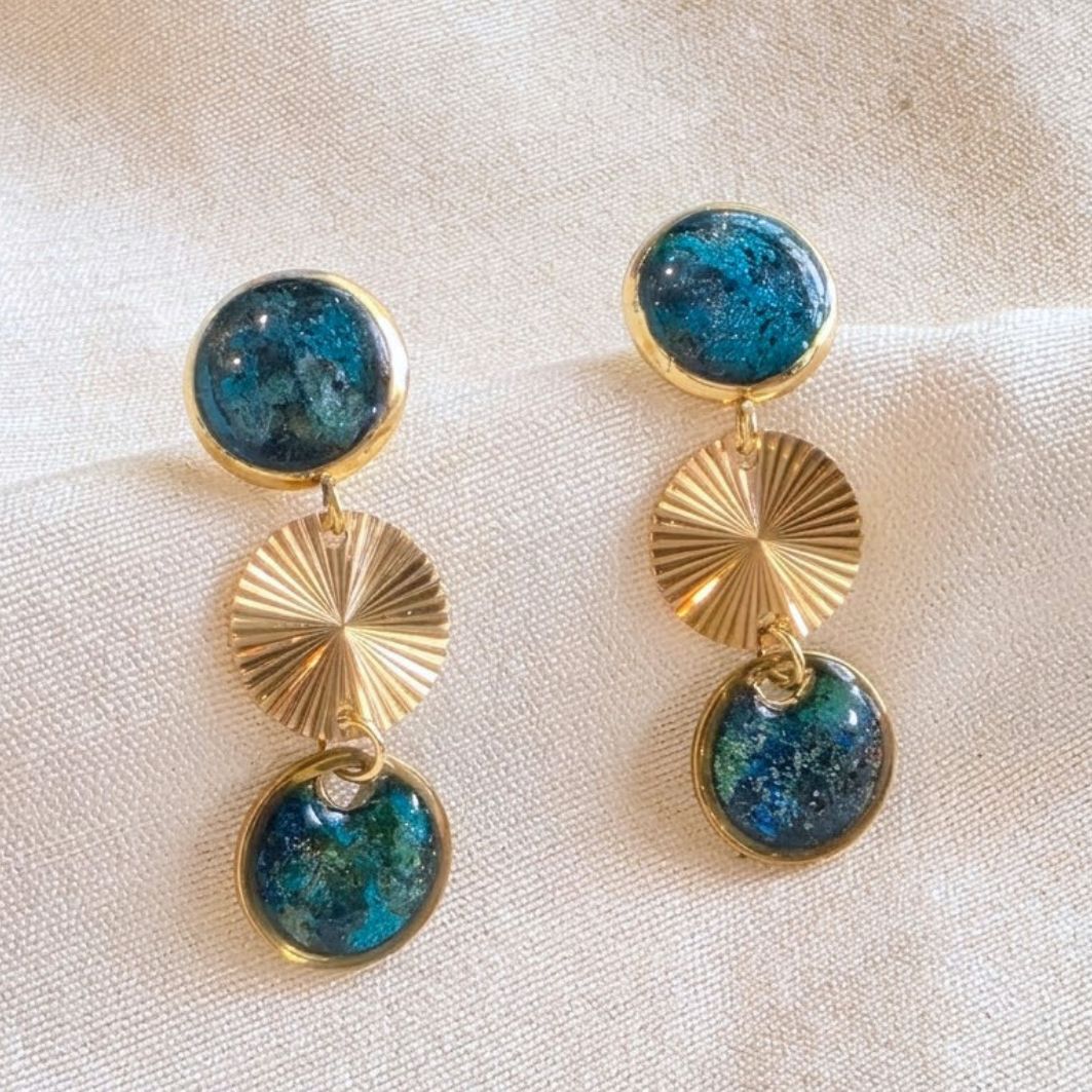 Boucles doreilles Râ pendantes, disque solaire doré et béton bleu irisé