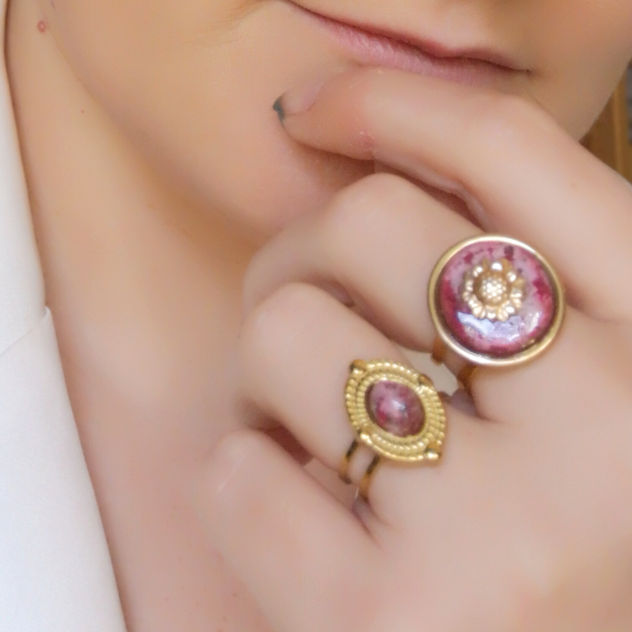 bagues Camélia et Pivoine portées