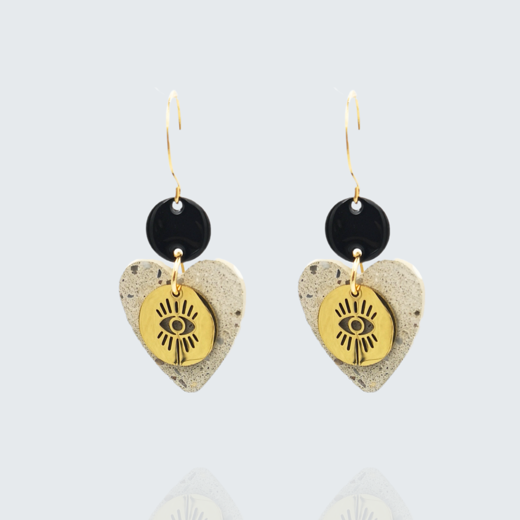 Boucles doreilles coeur Priya en béton brut resine noire et acier inoxydable