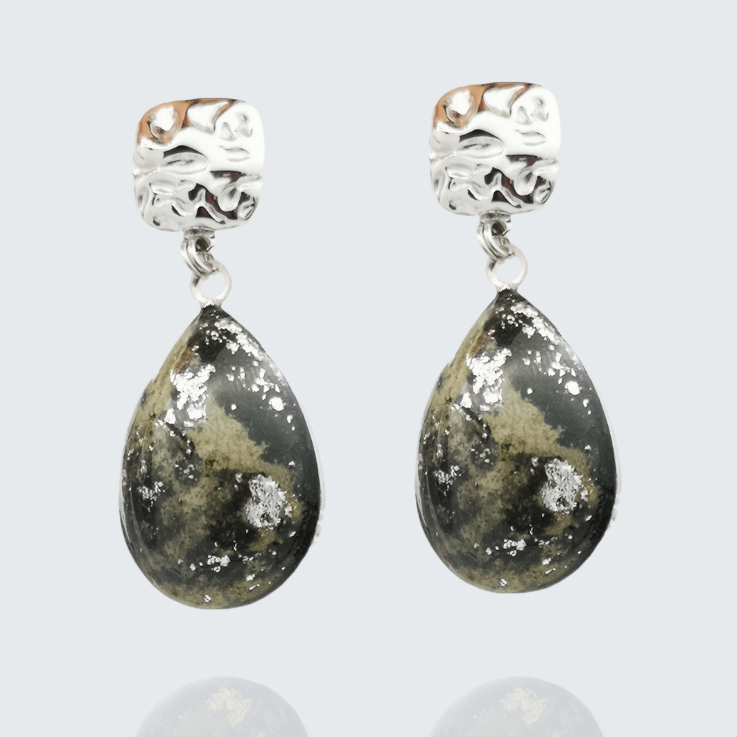 Boucles doreilles Poison argent en acier inoxydable et béton marbré noir avec incrustation de feuille dargent