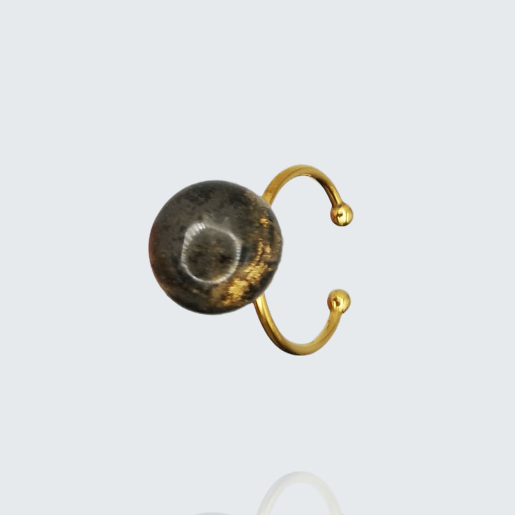 Bague perle acier inoxydable et béton marbré avec incrudttion de feuilles dor