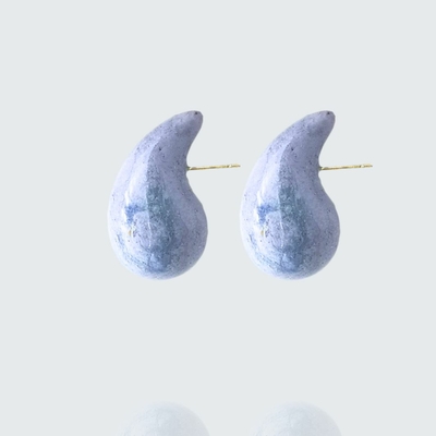 Boucles d'oreilles gouttes incurvées bleu ciel en béton