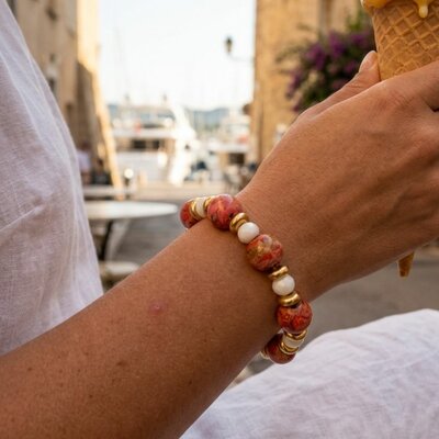 bracelet élastique douceur d'été porté orange et blanc