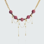 Collier Alya perles en béton roses et acier inoxydable chaînetttes pendantes