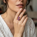 bague gouttes magenta portée