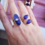 Bague goutte violette portée