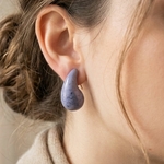 Boucles doreilles gouttes incurvées bleu ciel en béton marque Cala Rossa acier inoxydable portées