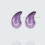 boucles doreilles gouttes incurvées violette en béton vue de coté