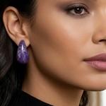 boucles doreilles gouttes incurvées en béton violet portées