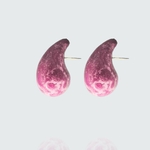 boucles doreilles gouttes incurvées magenta vue de coté