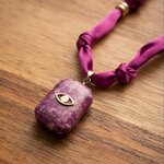détail pendentif oeil collier intuition
