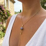 Collier évasion perle en béton bleu nuage porté