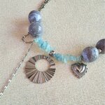détail pendentif central collier embruns