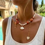 collier coquillage et crustacés béton marbré orange, verre de murano et acier inoxydable porté