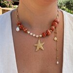 Collier Soleil de nacre. perles en bétonmarbré orange et étoile de mer strassée porté
