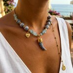 collier amulette perle béton bleu nuage perle chips aigue marine dent de requin boheme collier asymétrique