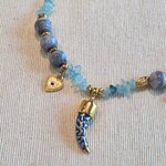 détail collier Amulette pendentif dent requin corail bleu cobalt