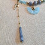 détail collier sirène chaîne asymétrique
