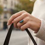 Bague Bérénice portée à la main béton irisé bleu vert et monure acier inoxyadable