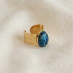 Bague Cléo ajustable dorée à anneau texturé, pierre en béton irisé bleu-vert