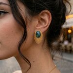 boucles d'oreilles Paon portées rayon dorés et pierre en béton irisé bleu-vert