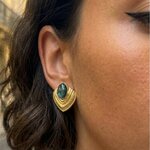 Boucles doreilles Neith portées, bouclier doré perlé et pierre en béton irisé bleu-vert