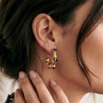 Boucles doreilles Néfertiti portées, créole dorée et pierres en béton irisé bleu-vert