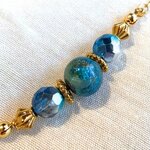 Bracelet Cristal Bleu, détail de la perle en béton irisé et des perles en verre Cristal Blue Metal