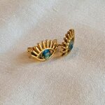 Puces d'oreilles œil d'Isis dorées avec pupille en béton bleu irisé
