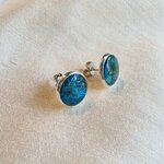 Puces d'oreilles paon argentées, détail de la pierre en béton bleu irisé