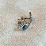 Puces d'oreilles œil d'Isis argentées avec pupille en béton bleu irisé