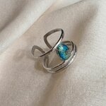 Bague Tia argentée ajustable portée, pierre en béton bleu irisé
