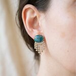 Boucle doreille Éclats du Nil portée, pampilles en strass