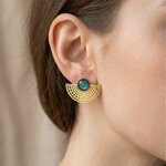 Paire de boucles doreilles Scribe en acier doré et béton irisé sur lin beige