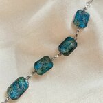 Détail des maillons en béton bleu irisé du bracelet Lady