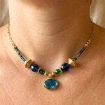 Collier Imhotep porté, pendentif béton bleu irisé et perles de verre bleues et vertes