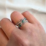 Bague Anouket portée, trois anneaux argentés et béton bleu irisé