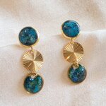 Boucles d'oreilles Râ pendantes, disque solaire doré et béton bleu irisé