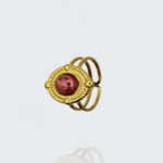 Bague Camélia rouge en acier inoxydable plaqué or et béton marbré
