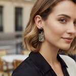 boucles doreilles espoir portées par une parisienne chic