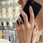 bague perle portée