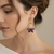 boucles d'oreilles Fuchsia portées