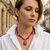 collier intuition cordon fuchsia et pierre en béton rose fuchsia oeil or porté