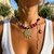 Collier Soleil asymétrique perles en béton réalisées à la main magenta violet
