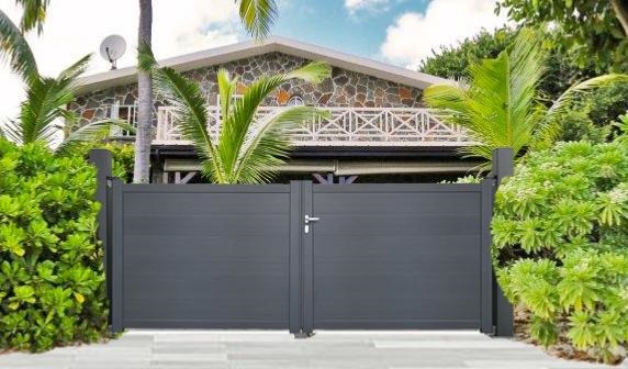 portillon aluminium blanc modele shelby gris situation2 zoom 3 002