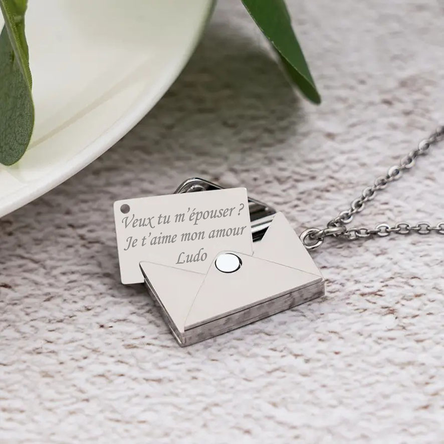 Pendentif lettre secrète