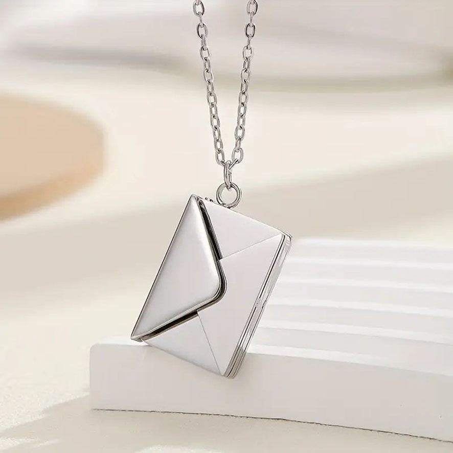 Collier lettre gravé